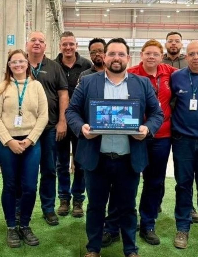 Equipe de operação industrial de cliente com o consultor da Nexus